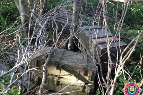 На трассе Мариуполь - Донецк обнаружен схрон с боеприпасами калибра 152 мм