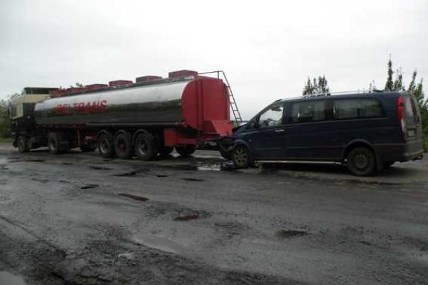 На трассе Днепропетровск - Николаев "Мерседес" врезался в цистерну, 5 человек травмированы На трассе Днепропетровск - Николаев "Мерседес" врезался в цистерну, 5 человек травмированы