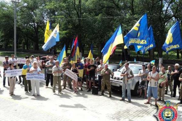 Общественность Краматорска протестует против восстановления бывшего сотрудника горотдела, уволенного за дискредитацию 