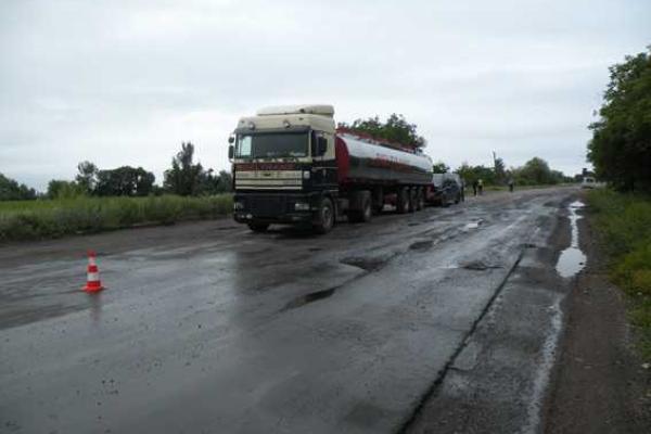 На трассе Днепропетровск - Николаев "Мерседес" врезался в цистерну, 5 человек травмированы На трассе Днепропетровск - Николаев "Мерседес" врезался в цистерну, 5 человек травмированы