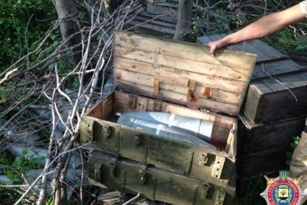На трассе Мариуполь - Донецк обнаружен схрон с боеприпасами калибра 152 мм