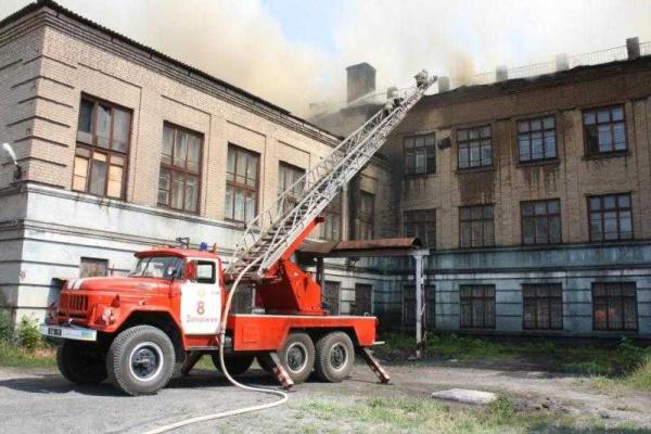 Спасатели окончательно ликвидировали масштабный пожар в школе Запорожья Спасатели окончательно ликвидировали масштабный пожар в школе Запорожья