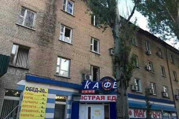 В сети появились фото и видео последствий обстрела Донецка: попадания в торговый центр, больницу, жилые дома В сети появились фото и видео последствий обстрела Донецка: попадания в торговый центр, больницу, жилые дома