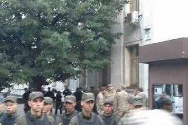 Количество демонстрантов под АП неуклонно растет – соцсети Количество демонстрантов под АП неуклонно растет – соцсети