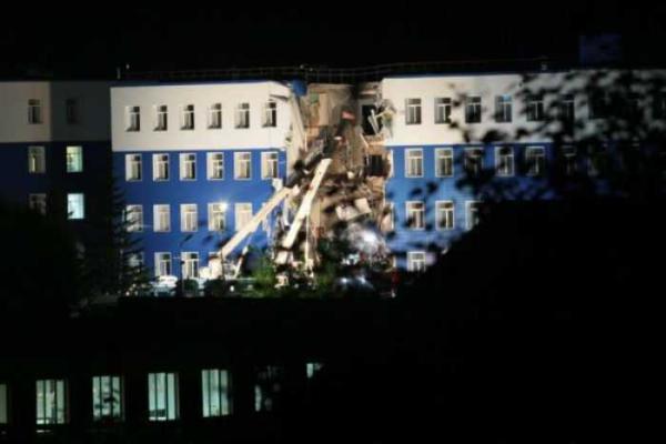 В российском Омске обвалилась стена казармы ВДВ, похоронив под завалами минимум десять человек