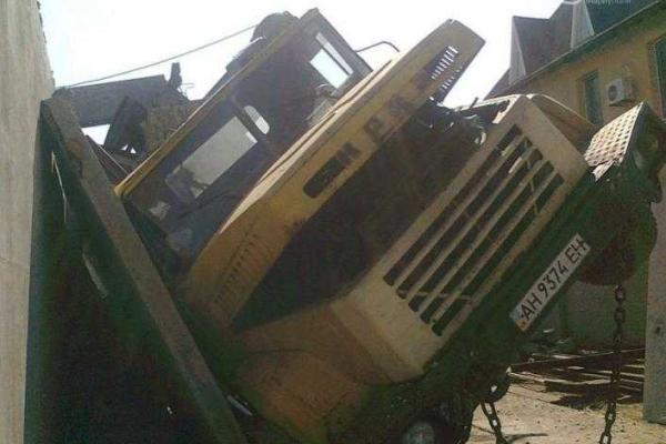 Под Мариуполем в кабине грузовика погиб водитель Под Мариуполем в кабине грузовика погиб водитель