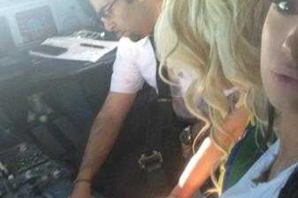 Капитан лайнера развлекался с полуголой девушкой во время полета Капитан лайнера развлекался с полуголой девушкой во время полета