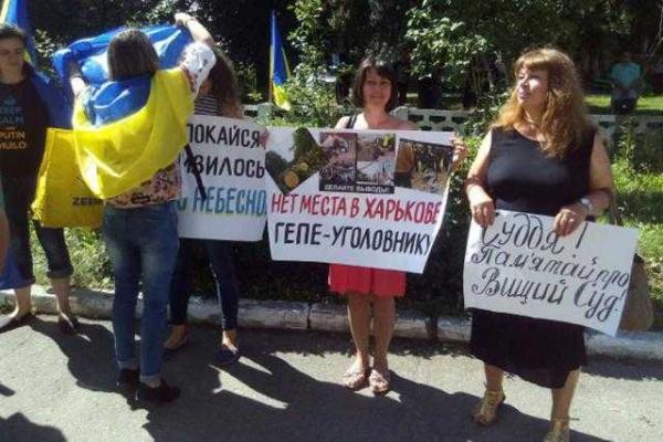 Приехавшего в Полтаву на суд Кернеса встретили «клоуны» Приехавшего в Полтаву на суд Кернеса встретили «клоуны»