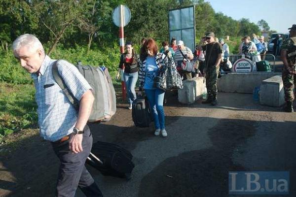 На блокпосту под Горловкой сохраняется огромная очередь