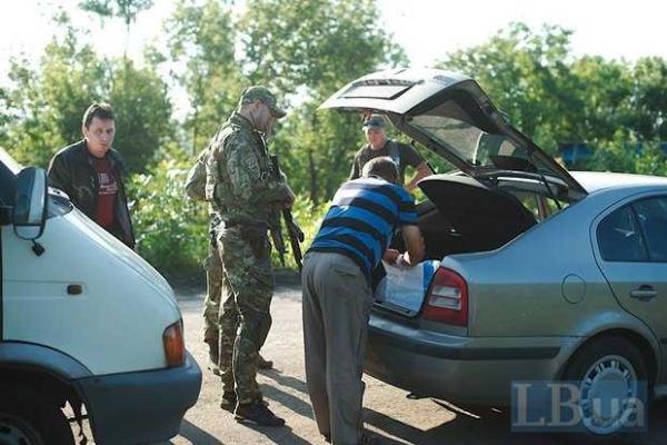 На блокпосту под Горловкой сохраняется огромная очередь