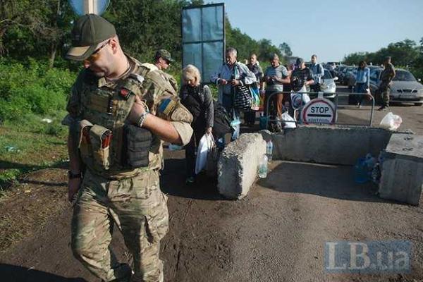 На блокпосту под Горловкой сохраняется огромная очередь