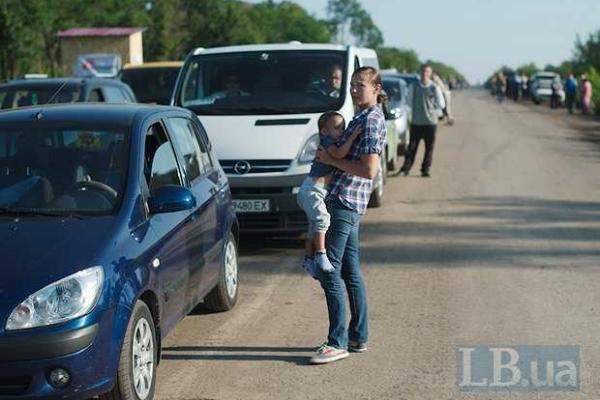 На блокпосту под Горловкой сохраняется огромная очередь