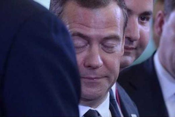 Премьер-министр РФ Медведев научился спать стоя