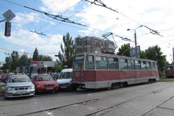 В Мариуполе трамвай протаранил две легковушки