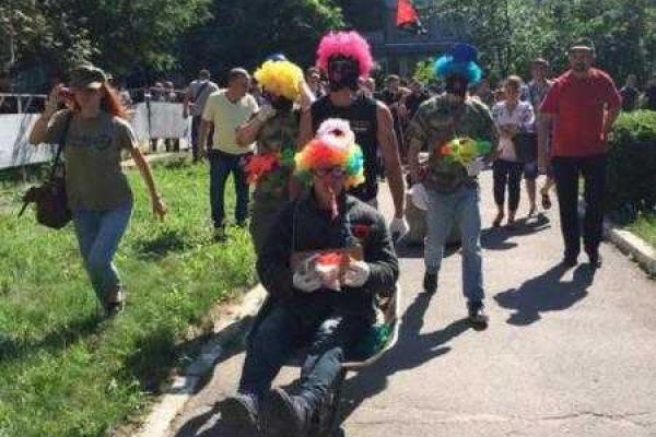 Приехавшего в Полтаву на суд Кернеса встретили «клоуны» Приехавшего в Полтаву на суд Кернеса встретили «клоуны»