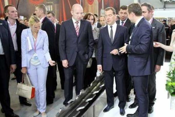 Премьер-министр РФ Медведев научился спать стоя