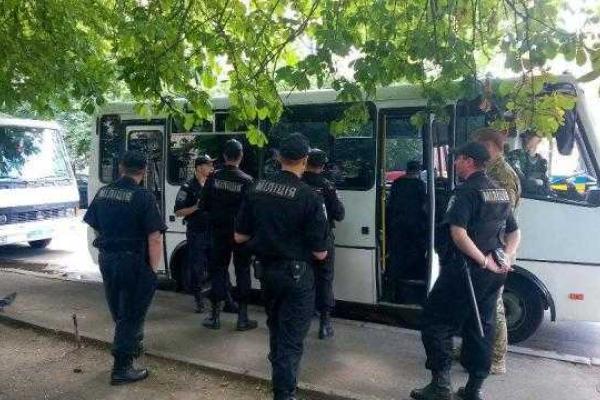 К офису "Правого сектора" в Киеве подъехали автобусы с милицией и автозаки К офису "Правого сектора" в Киеве подъехали автобусы с милицией и автозаки