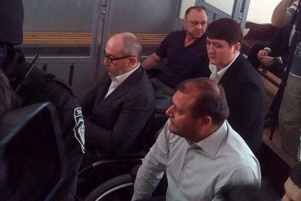 Приехавшего в Полтаву на суд Кернеса встретили «клоуны» Приехавшего в Полтаву на суд Кернеса встретили «клоуны»