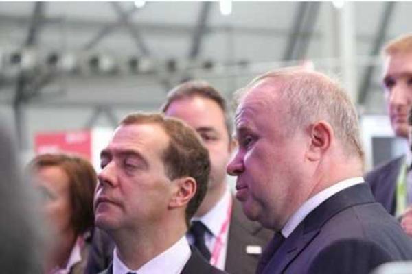 Премьер-министр РФ Медведев научился спать стоя