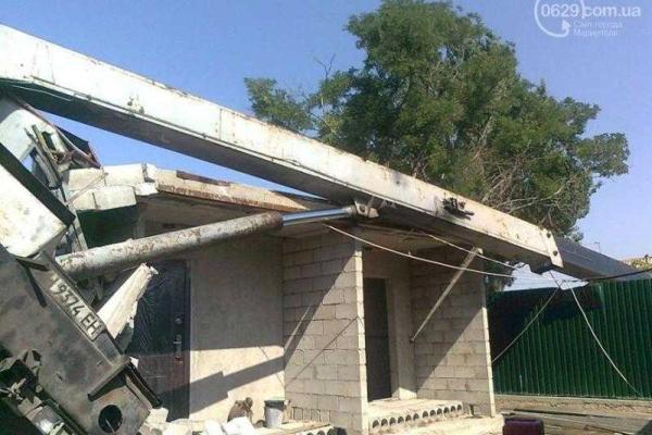 Под Мариуполем в кабине грузовика погиб водитель Под Мариуполем в кабине грузовика погиб водитель