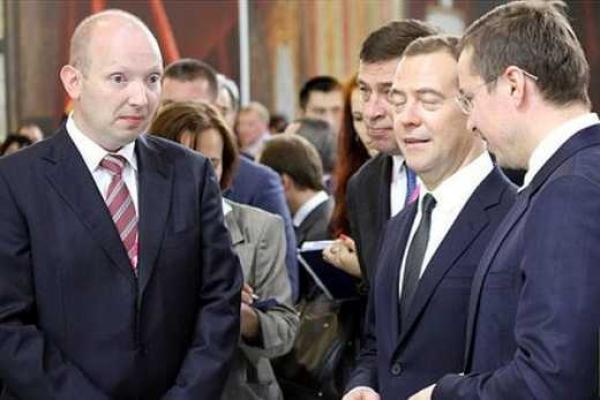 Премьер-министр РФ Медведев научился спать стоя