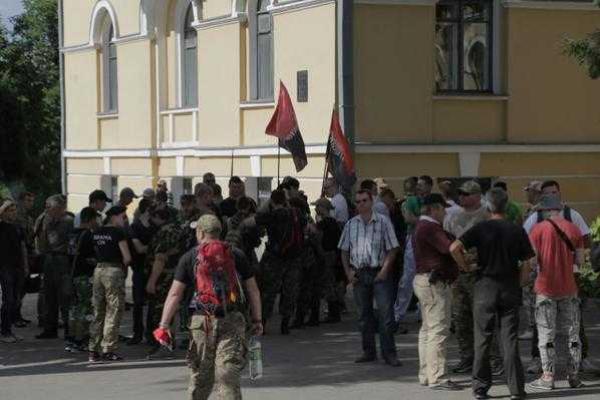 "Правый сектор" уже собирается на вече на Майдане "Правый сектор" уже собирается на вече на Майдане
