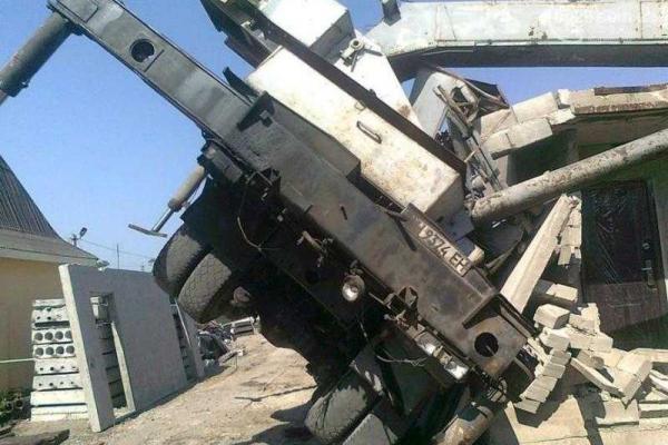 Под Мариуполем в кабине грузовика погиб водитель Под Мариуполем в кабине грузовика погиб водитель