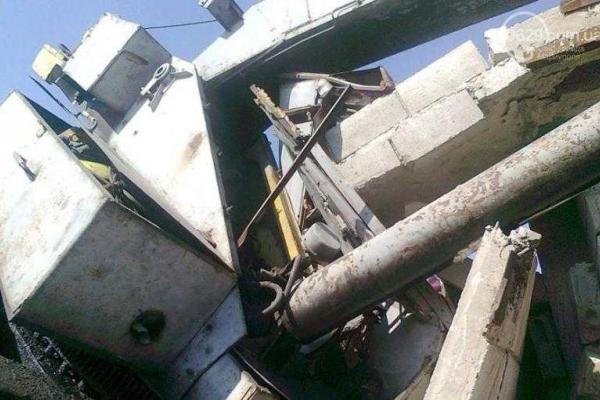 Под Мариуполем в кабине грузовика погиб водитель Под Мариуполем в кабине грузовика погиб водитель