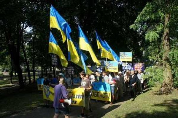 "Хватит кормить воров в Киеве!": Львовские активисты требуют особый статус для Галичины