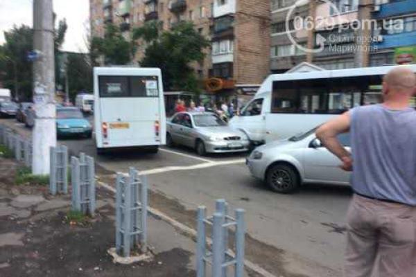 В Мариуполе авария на центральном перекрестке случилась из-за того, что водитель потерял сознание