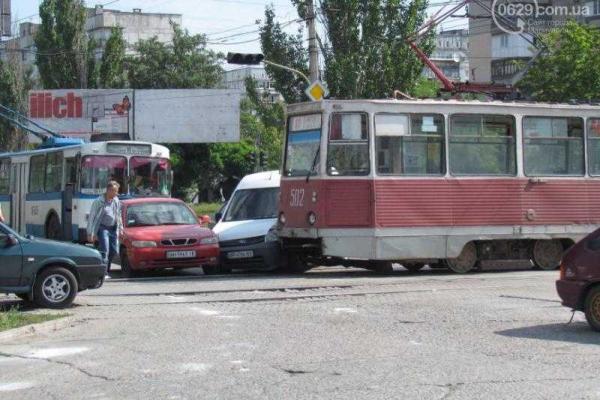 В Мариуполе трамвай протаранил две легковушки