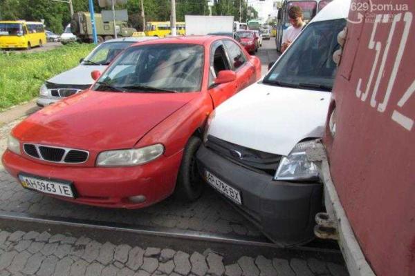 В Мариуполе трамвай протаранил две легковушки