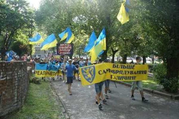 "Хватит кормить воров в Киеве!": Львовские активисты требуют особый статус для Галичины
