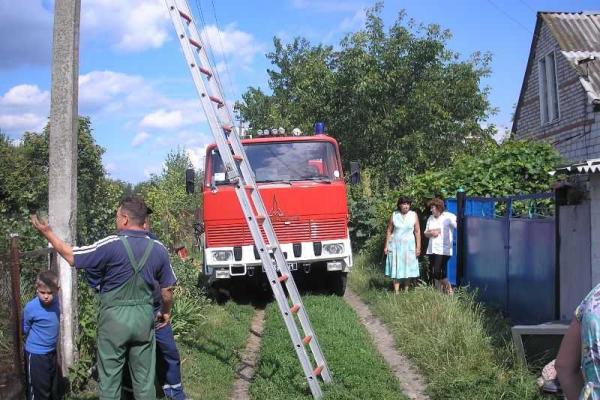 Пытаясь спасти пылающее здание, житель Киевщины получил ожоги Пытаясь спасти пылающее здание, житель Киевщины получил ожоги