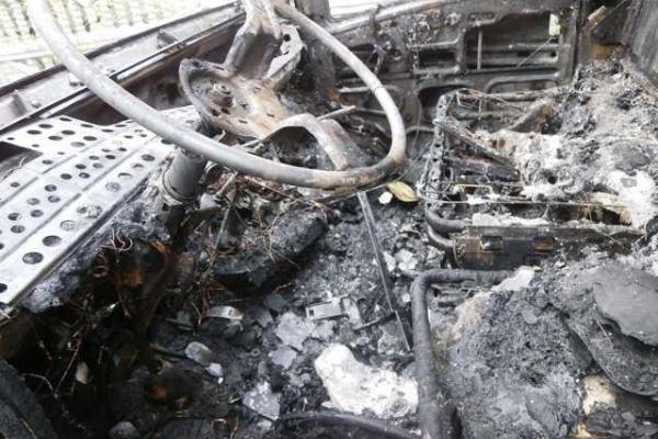 В Бердичеве пожарные погасили горящий микроавтобус В Бердичеве пожарные погасили горящий микроавтобус