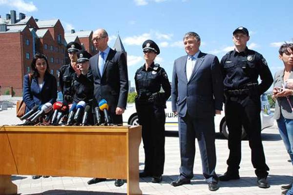 Яценюк и Аваков сообщили о создании патрульной службы полиции в Днепропетровске Яценюк и Аваков сообщили о создании патрульной службы полиции в Днепропетровске