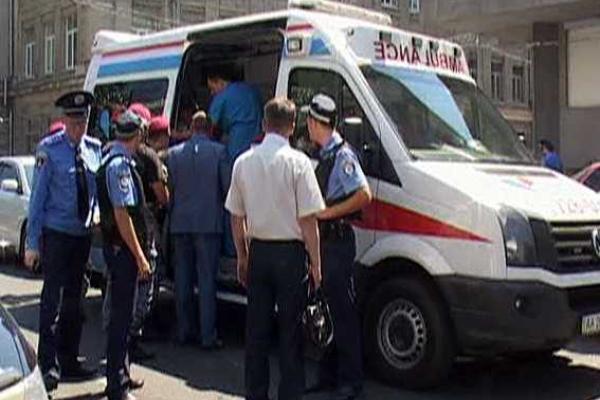 Главу Одесского областного фонда госимущества запихнули в мусорный бак Главу Одесского областного фонда госимущества запихнули в мусорный бак