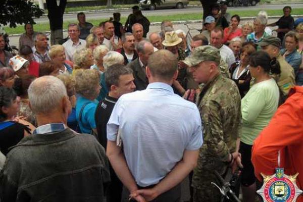 Глава милиции Донецкой области встретился с жителями прифронтовой Марьинки 