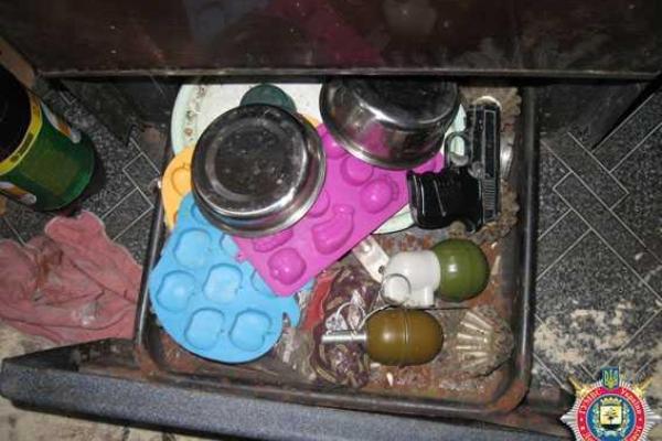 Житель Донетчины хранил боевые гранаты под газовой плитой