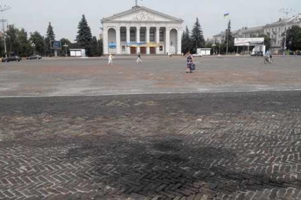 В Чернигове хулиганы чуть не сожгли стенд памяти героев АТО В Чернигове хулиганы чуть не сожгли стенд памяти героев АТО