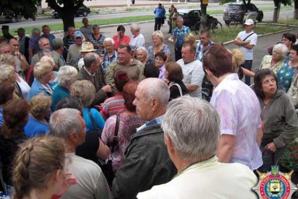 Глава милиции Донецкой области встретился с жителями прифронтовой Марьинки 