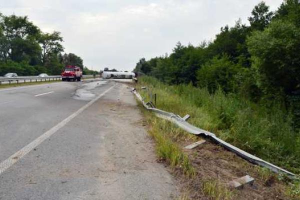 На Житомирщине перевернулась и загорелась автоцистерна На Житомирщине перевернулась и загорелась автоцистерна