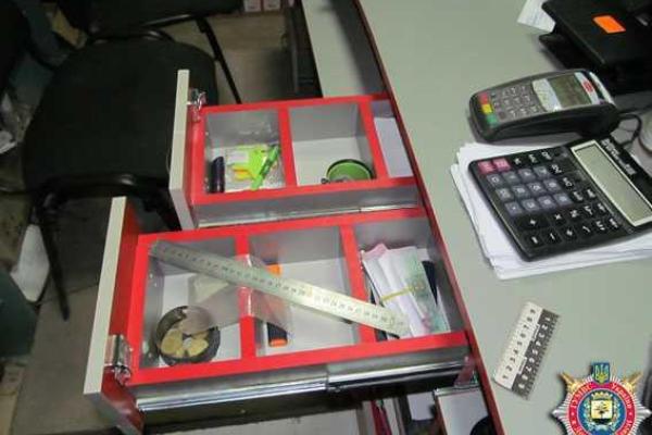 Подросток из Славянска обокрал 2 магазина на 12 тысяч гривен