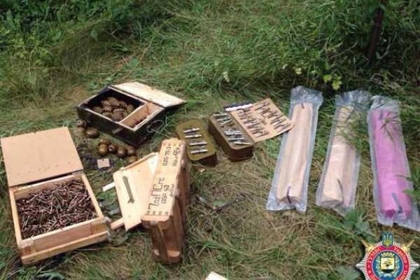 В Авдеевке во дворе частного дома обнаружен схрон оружия и боеприпасов 