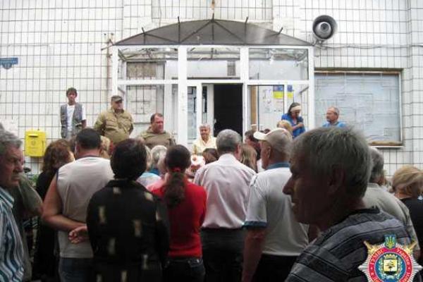 Глава милиции Донецкой области встретился с жителями прифронтовой Марьинки 