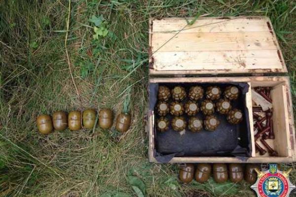 В Авдеевке во дворе частного дома обнаружен схрон оружия и боеприпасов 