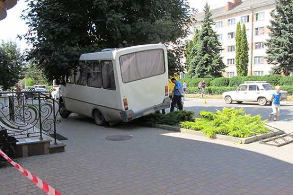 В результате ДТП в Каменце-Подольском 9 пассажиров маршрутки попали в больницу В результате ДТП в Каменце-Подольском 9 пассажиров маршрутки попали в больницу