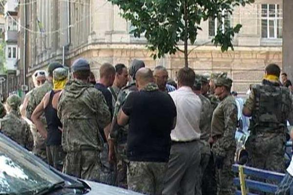 Главу Одесского областного фонда госимущества запихнули в мусорный бак Главу Одесского областного фонда госимущества запихнули в мусорный бак