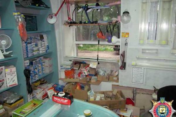 Подросток из Славянска обокрал 2 магазина на 12 тысяч гривен