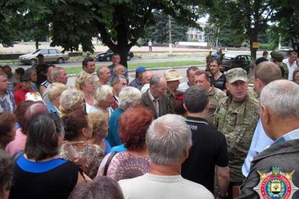 Глава милиции Донецкой области встретился с жителями прифронтовой Марьинки 